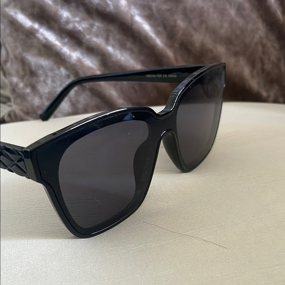 Chic Black Sunglasses - Picture 3 of 7